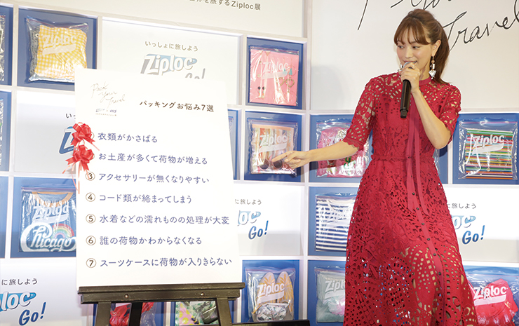 写真:蛯原さんが『パッキングお悩み7選』のなかからお悩みを選んでいる様子