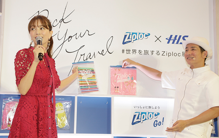 写真:蛯原さんがコジマジックさんにアクセサリー類の収納方法を教えていただいている様子